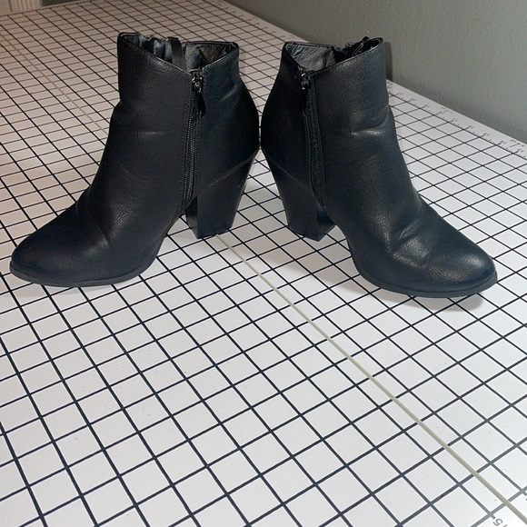 🍉 Women’s Size 8.5 Black Booties - Picture 2 of 7